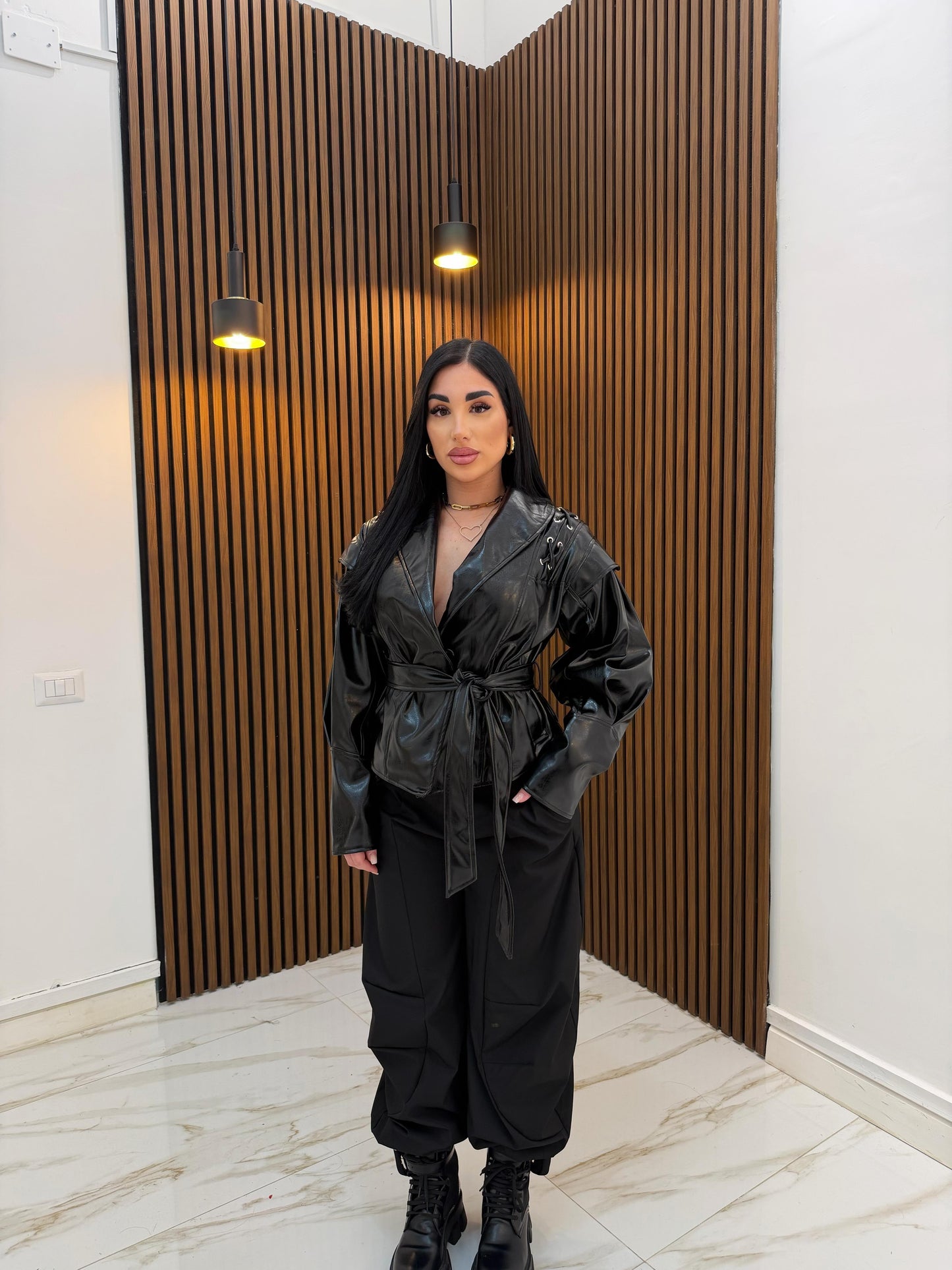 GIACCA IN VINILE CON STRINGHE